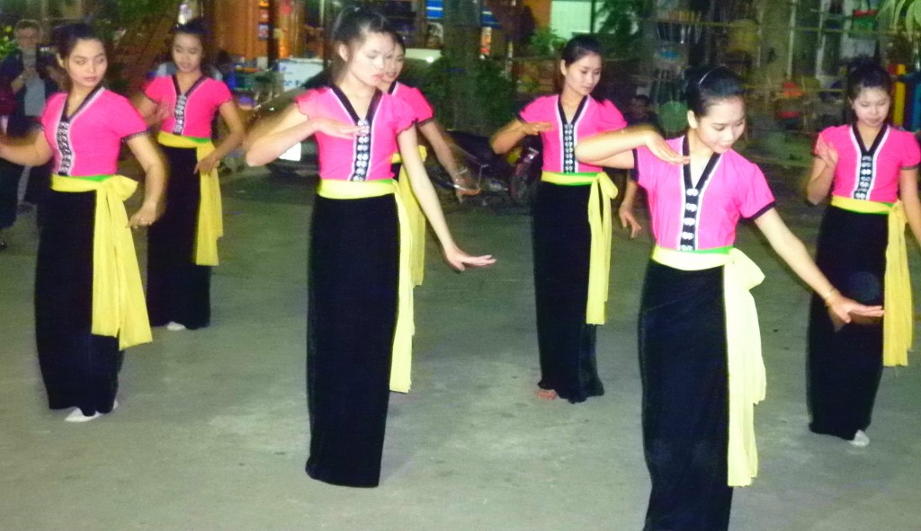 Ethnic Thai girls perform a traditional dance for tourists in Mai Chau.