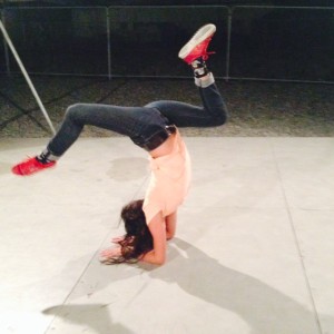 Catarina in scorpion pose